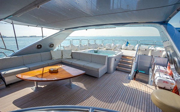 Аренда моторной яхты Azimut 100 Medusa в Дубае, ОАЭ